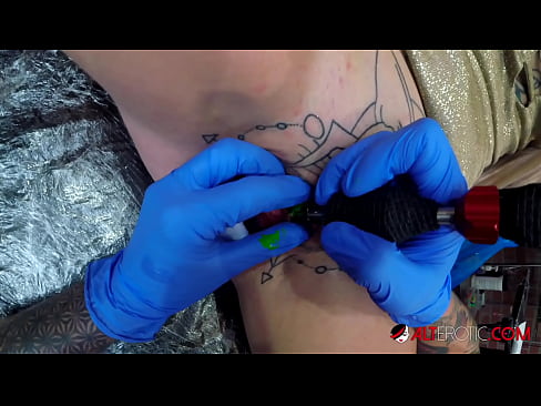 ❤️ E dashura jashtëzakonisht e bërë me tatuazhe, Sully Savage, bëri një tatuazh në klitorisin e saj ❤️ Vetëm porno në sq.pornovore.ru ❌️❤